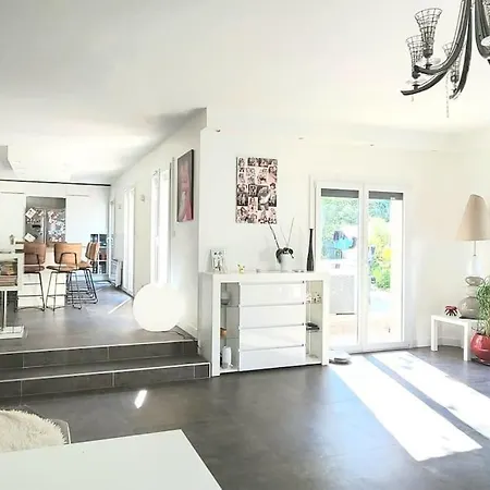 230m2 Sur 3800m2 - Jacuzzi 6/7 Places - 10/12pers Villa Pontault-Combault