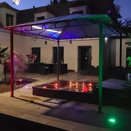 230m2 Sur 3800m2 - Jacuzzi 6 Places - 10 A 16pers *