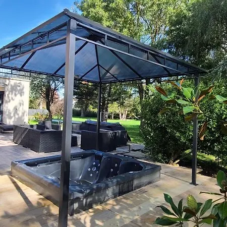 230m2 Sur 3800m2 - Jacuzzi 6 Places - 10 A 16pers