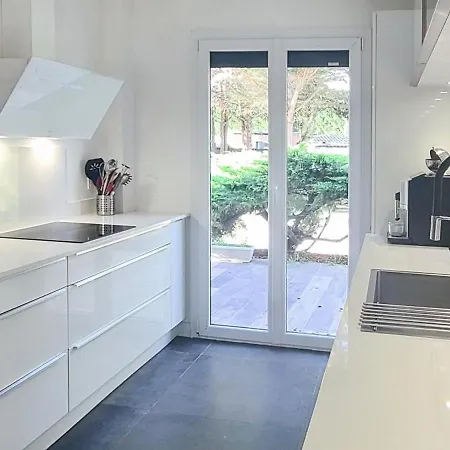 230m2 Sur 3800m2 - Jacuzzi 6 Places - 10 A 16pers *